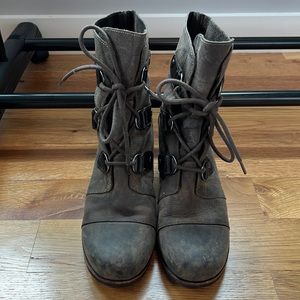 Sorel Joan Of Arctic size 9 wedge brown leather boot.